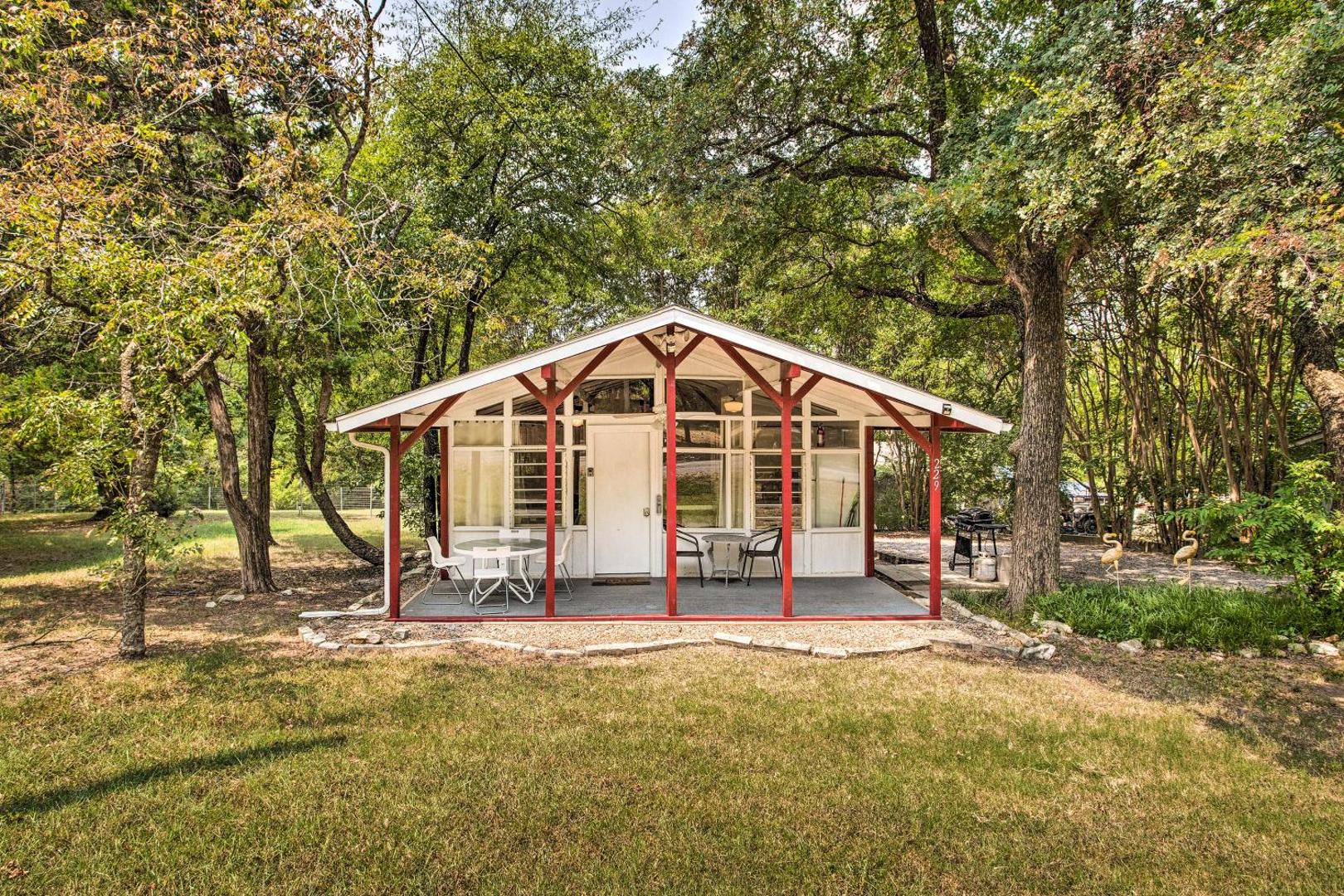 Chic Cabin with Grill Less Than 1 Mile To Lake Texoma